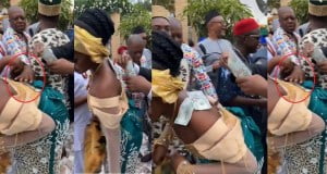Moment a Traditional wedding guest stylishly “removed” $100 bill the bride was being sprayed (video)